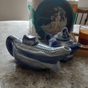 Blue porcelain teapots